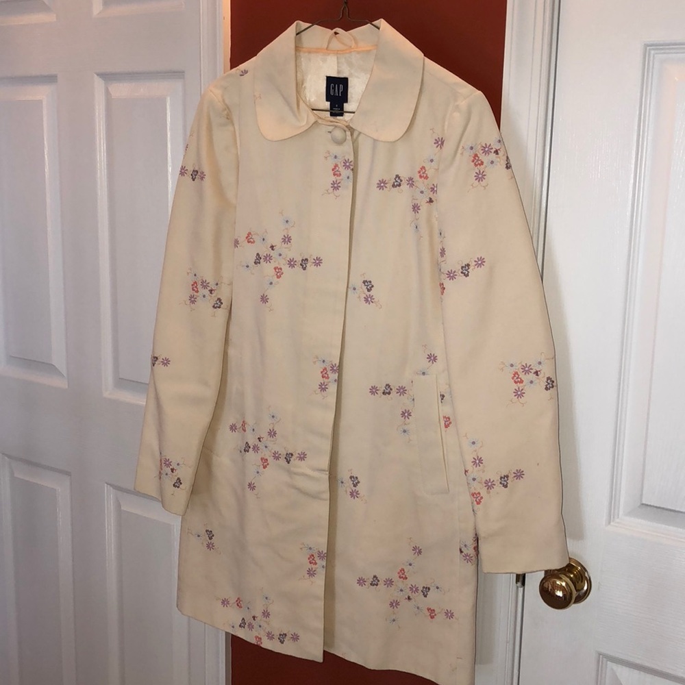 Cute as a button cream, lined, light jacket!